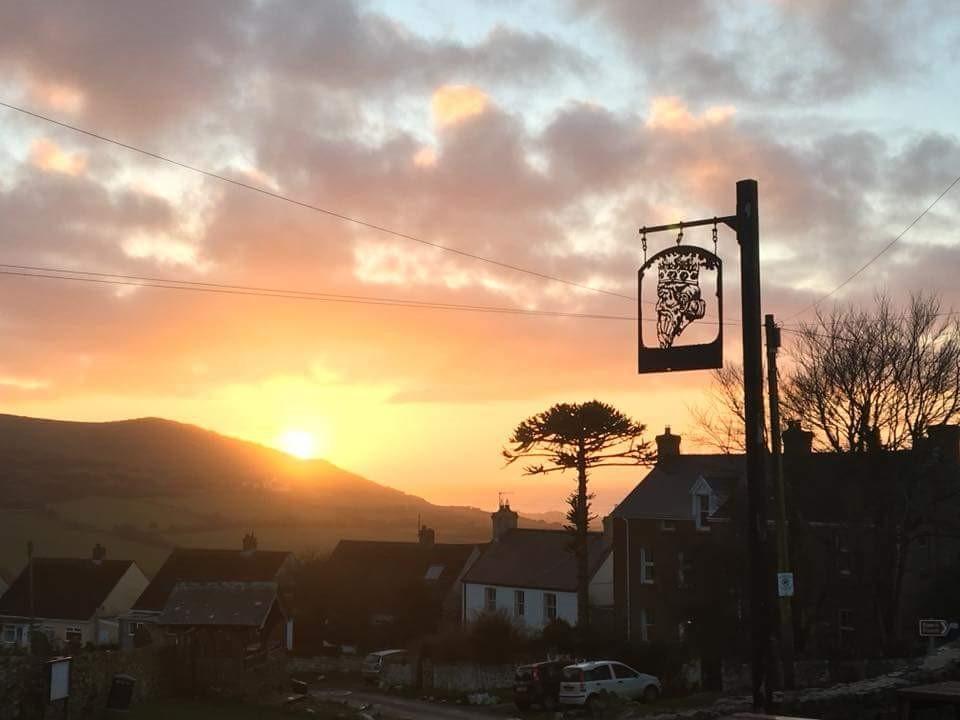 King'S Head Inn แลงเกนนิธ ภายนอก รูปภาพ